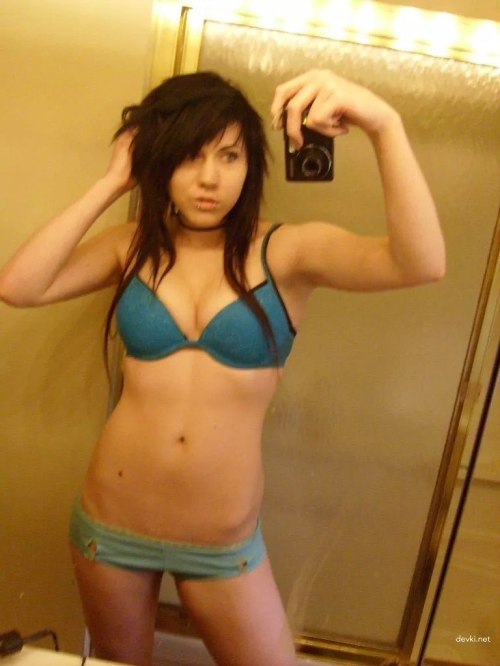18-Year-Old Girl's Explicit Nude Selfie Photoshoot