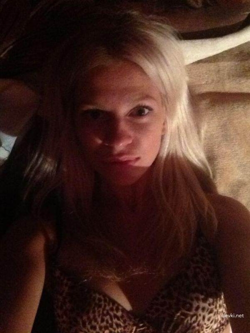 Explicit Amateur Photoshoot: Sexy Lady's Provocative Poses