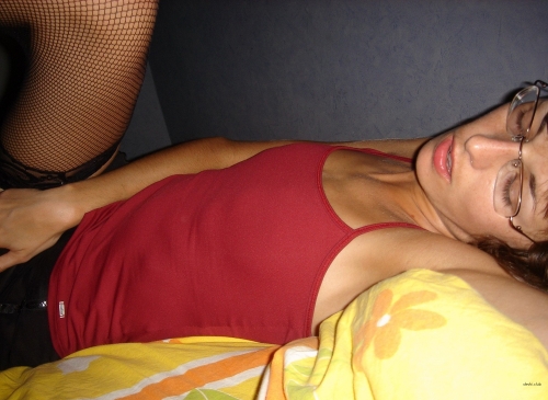 Hot Amateur Woman Masturbating in Bed - Explicit Solo Action!