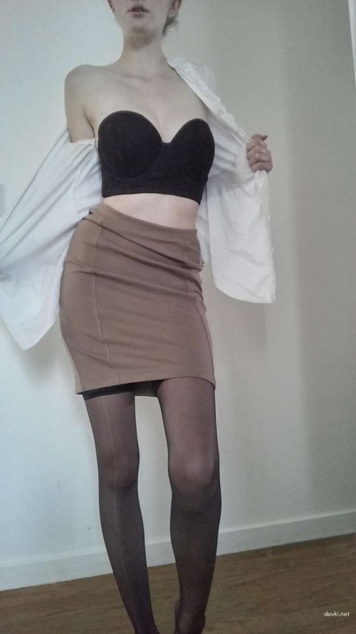 Seductive Amateur Babe Bares All: Explicit [18+] Nude Photo