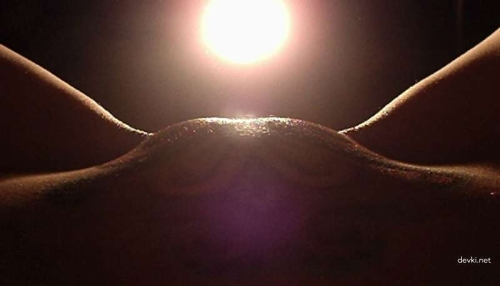 NSFW: Amateur Girl Exposes Pubic Tattoo in Explicit Photo