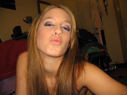 Hot Amateur Babe Exposes Perfect Body in Explicit Photo Shoot