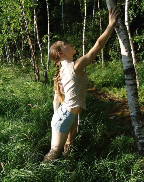 Wild Amateur Outdoor Strip Tease: Nude Girl Strips in Nature