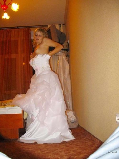 Sexy Newlywed Goes Wild - Uncensored Amateur Bride XXX Pics