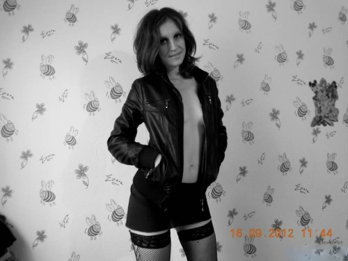 Raw and Uncensored Unshaven Amateur Erotica - Explicit Home Photos of Natural Girl