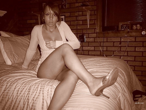 Steamy Amateur Pic: Busty Babe Flaunting Curves and Assets