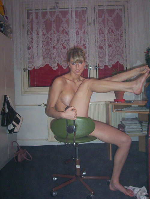 Explicit Amateur Girls Gone Wild: Hot Erotic Photo Session with Friends