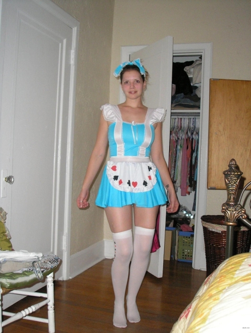 Hot Amateur Babe Exposes Her Erotic Curves in Seductive Pose