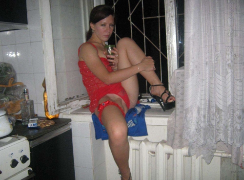 18+ Explicit Amateur Photo: Naughty Redhead Bares All in Sizzling English Exposé