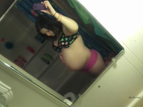 Hot Pregnant Amateur Erotica: Seductive Photos of a Pregnant Woman