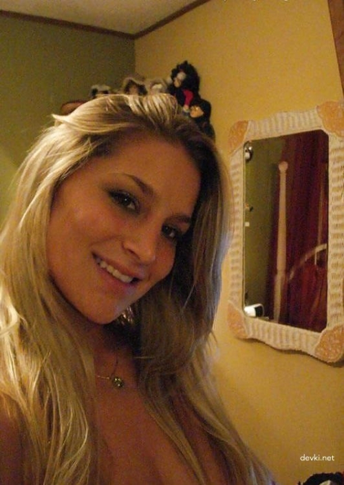 Hot Amateur Naked Selfie: Topless Girl's Explicit & Bold Photo