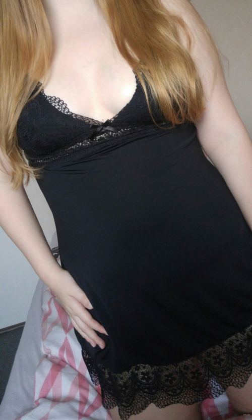 Amateur Thick Chick Bares All: Curvy Girl Nude Poses Explicitly