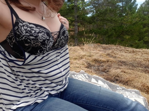 Wild Outdoor Selfie - Amateur Girl's Explicit Nature Pose for Maximum Thrills!