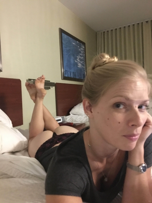 Explicit Skinny Blonde Amateur Selfies: Hot Nude Photos