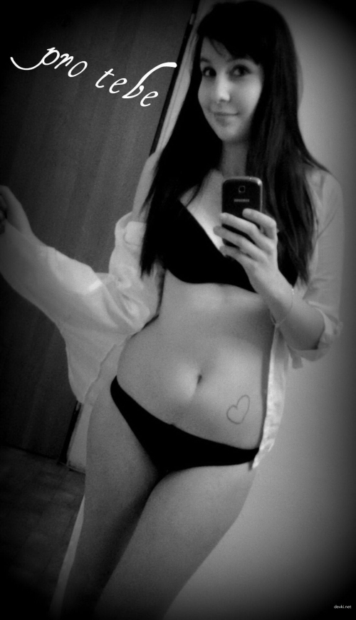 Raw Amateur Pussy Display: Explicit Nude Girl Exposing Herself