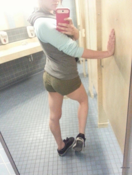 Explicit Schoolgirl Nude Bathroom Amateur Photoshoot