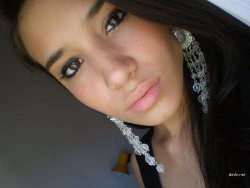 Seductive Amateur Babe Unveiled: Gorgeous Girl in Raunchy Photoshoot