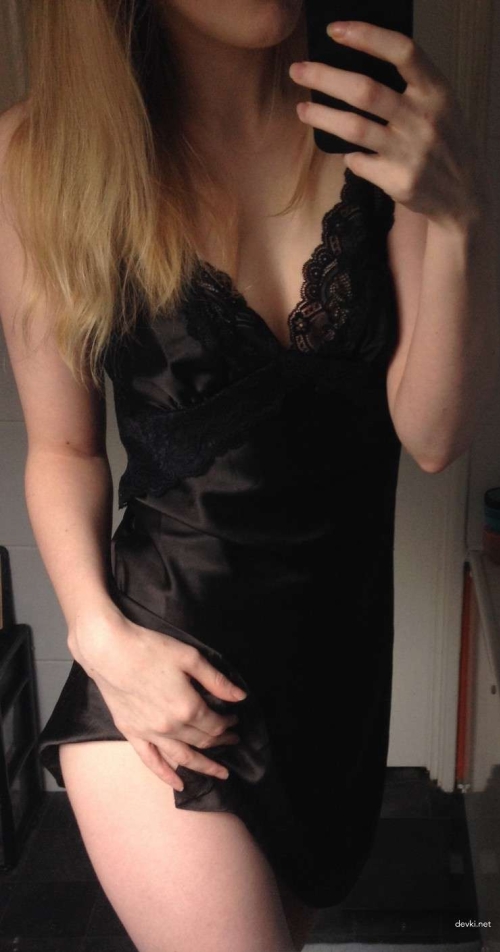 Blonde Skinny Girl Selfie: Hot Young Woman's Explicit Amateur Photo