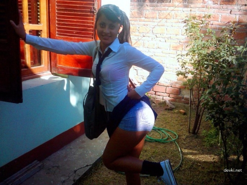 Sizzling Latina Amateur Bares It All: Explicit Nude Body Displayed
