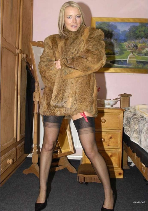 Hot Amateur Babe Posing Nude in Stockings: Explicit Photo Shoot