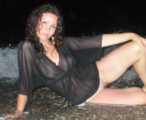 Hot Amateur Babe Goes Commando in Explicit Nude Photoshoot - XXX Content