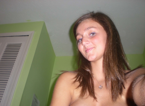 Sultry Amateur Photos: Stunning Girl in Explicit Poses - Sensual and Provocative Shots