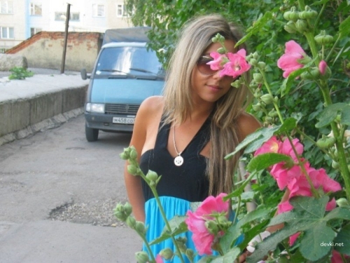 Sizzling Amateur Photos: Seductive Babe Tempts Guy in Steamy Shoot