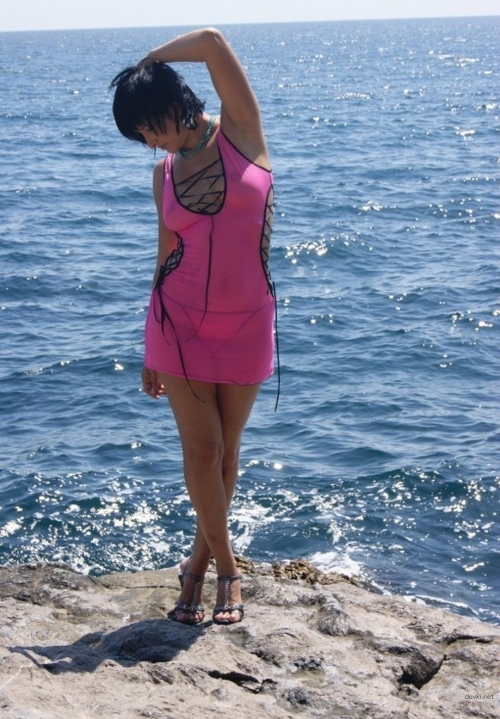 Sultry Bikini Babe Unwinds at Luxury Resort - Steamy Amateur Photo