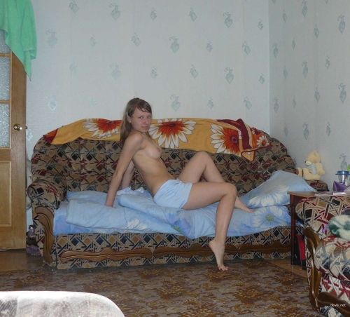 Explicit Nude Amateur Woman Bored and Waiting - Naked Girl in English