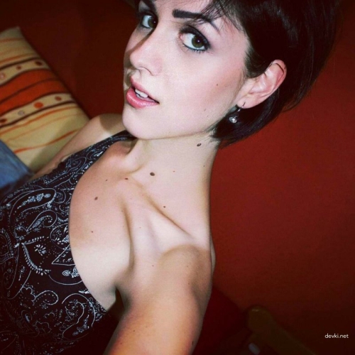 XXX Amateur Selfie Girl: Explicit Photo Shoot with Hot Babe