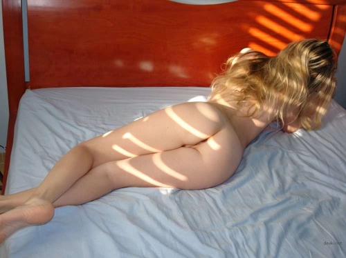 Blonde Bombshell Goes Nude in Explicit Outdoor & Home Amateur Photoshoot