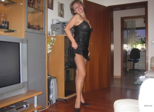 Sensual Mature Amateur Woman's Explicit Home Photos - Erotic & Provocative Content