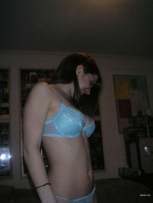 Naughty Amateur Erotica: Playful Girl's Sexy & Fun Photos