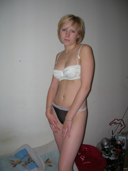 Hot Amateur Wife Poses Nude as Husband Captures Explicit Bedroom Photos