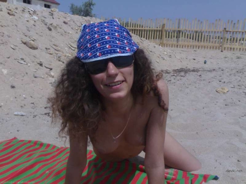 Sizzling Amateur Nude: Busty Girl Exposing Hot Tits