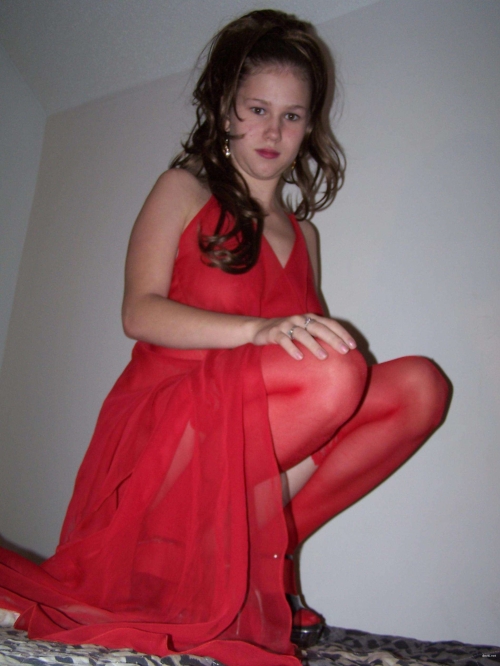 Explicit Amateur Nude Photos: Naked Girl Poses Seductively