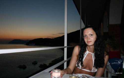 Raw Street Nudity: Amateur Girl Strips Naked Outdoors