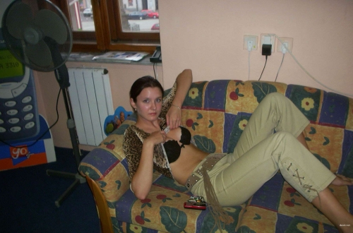 Explicit Amateur Seduction: Slim Girl Poses on Chair - XXX Photo