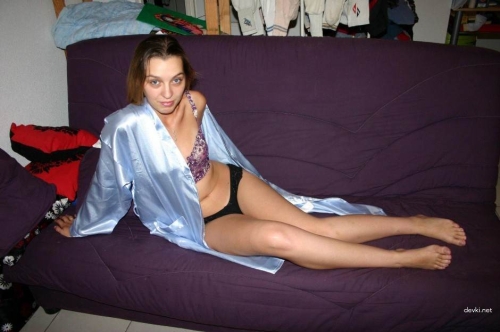 Amateur Wife Masturbates Pussy: Explicit Solo Photos for Adults