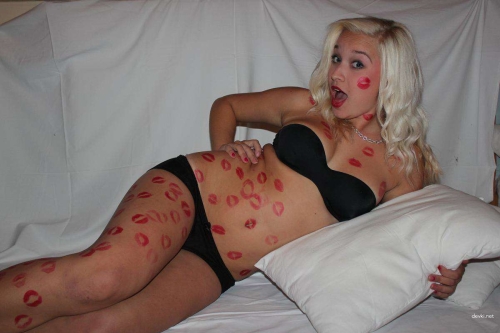 Sensual Female Kisses: Explicit Amateur Erotica with Sweet Girl