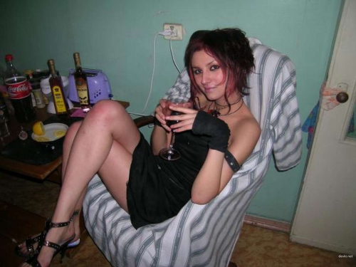 Explicit Amateur Spread Legs No Panties: Uncensored XXX Photo