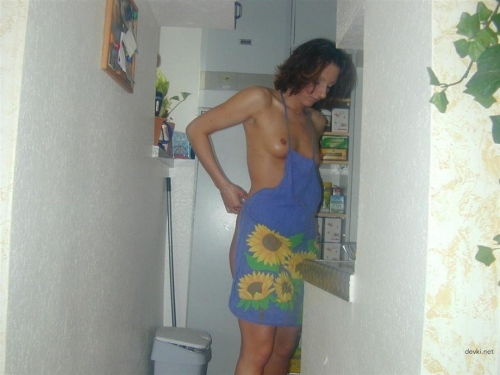 Hot Amateur Wife Nude in Kitchen: Explicit Homemade Naked Photo