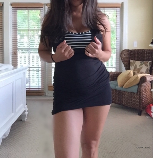 Sultry Vixen Bares All in Sizzling Amateur Photoshoot