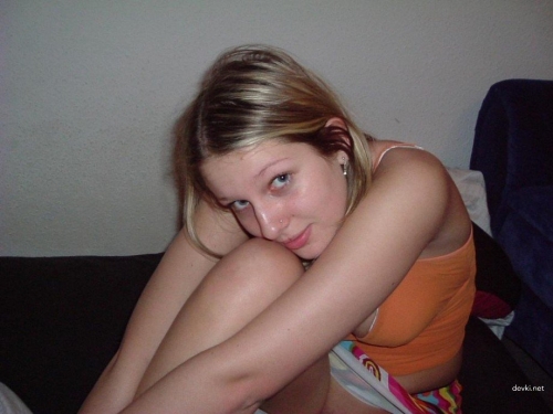 Sultry Nude Amateur Babe Reveals All - Hot Naked Girl Exposed
