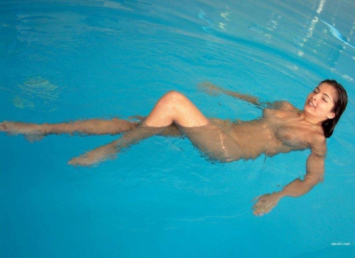 Explicit Amateur Nude Pool Photoshoot: Naked Girl Poses in Sensual Pool Setting