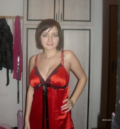 XXX Busty College Student Exposing Big Tits in Amateur Photo Shoot