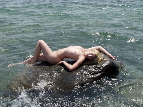 Uncensored Nude Beach Babes: Explicit Vacation Amateur Photo