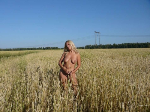 Explicit Outdoor Nude Wife Exhibition: Amateur Private Photo Shoot in Nature
