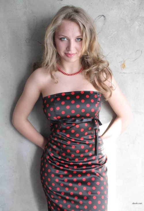 Hot Busty Babe Strips Seductively - Explicit Amateur Photo