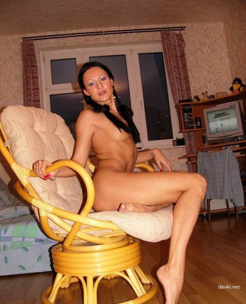 XXX Mature Brunette Spreading Legs: Real Homemade Amateur Porn Pic